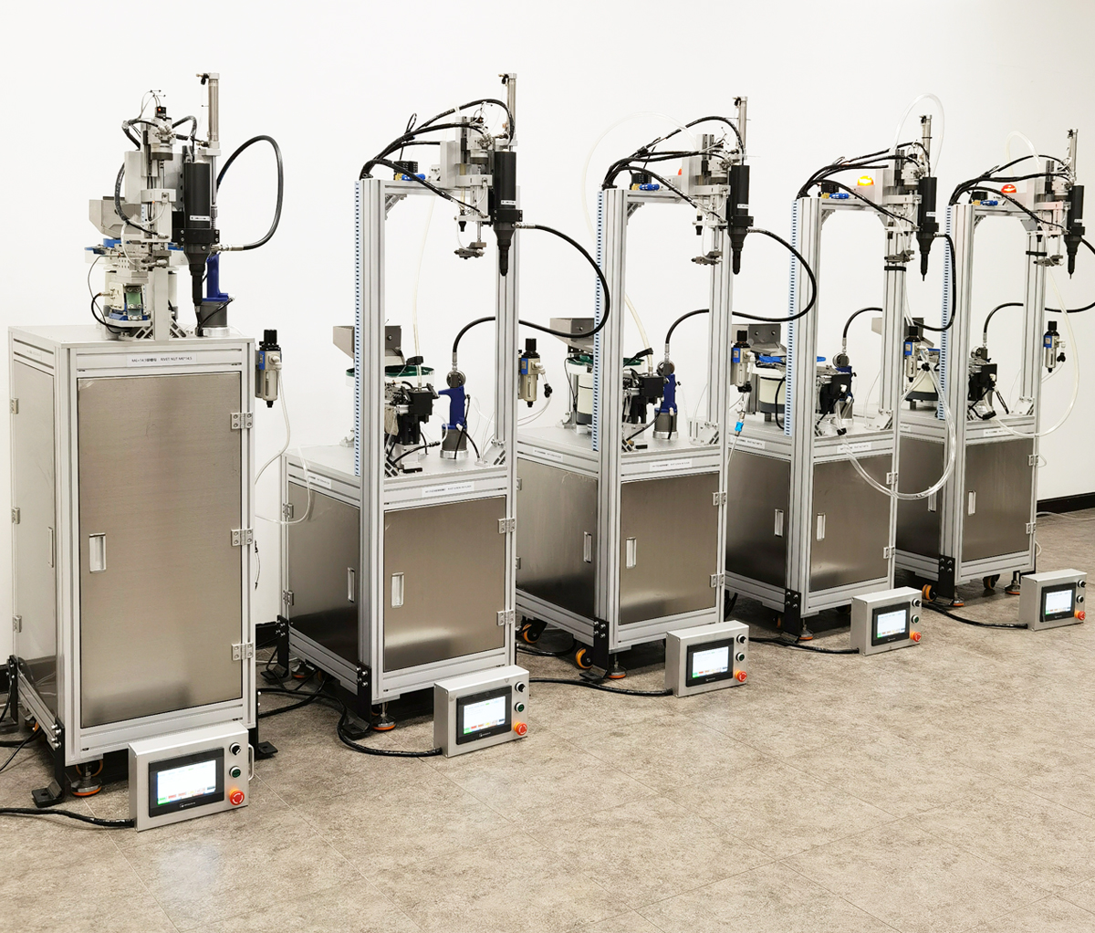 Robotic-arm riveting spindle fully automatic rivet nut machine workstations with vibratory bowl feeding and touchscreen control Robotic-arm riveting spindle fully automatic rivet nut machine workstations with vibratory bowl feeding and touchscreen control